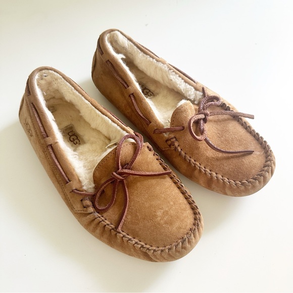 UGG Women's Dakota Sheepskin Lined Slipper Moccasin Chestnut 7 - Picture 2 of 10